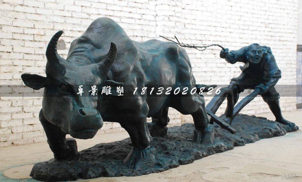 銅雕耕牛，耕地銅牛雕塑