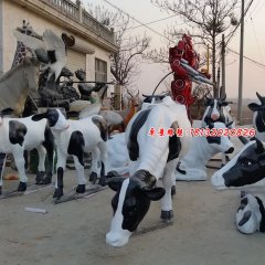 玻璃鋼奶牛雕塑，玻璃鋼奶牛圖片