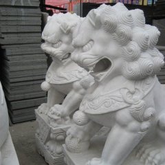 白色石頭獅子雕塑，白色石獅子