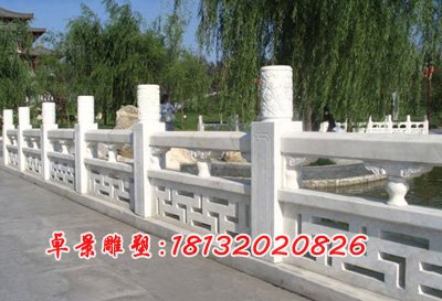 小湖邊石頭圍欄，欄桿擋板石雕