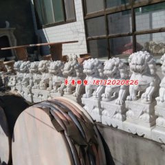 漢白玉石獅子雕塑，機(jī)器雕刻石獅子