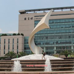 不銹鋼風(fēng)華雕塑，學(xué)校抽象雕塑