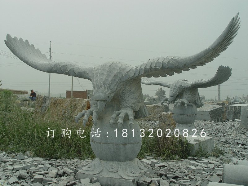 踩球老鷹石雕，青石雄鷹展翅雕塑