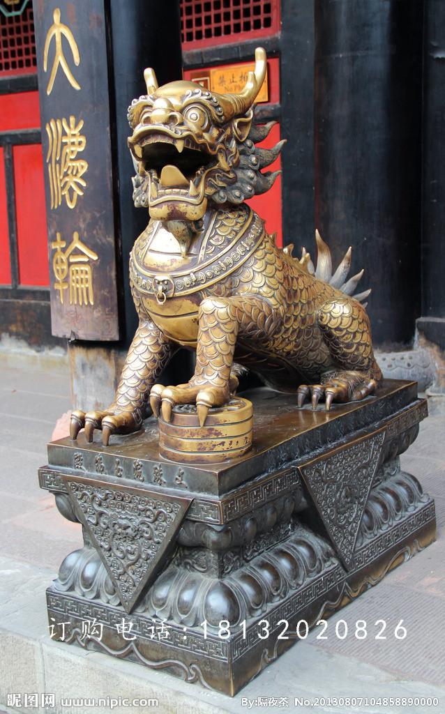 腳踩錢幣的麒麟銅雕，銅雕神獸