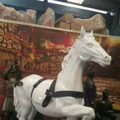 抬蹄馬雕塑，玻璃鋼白馬動(dòng)物雕塑