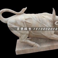 晚霞紅石雕牛，廣場華爾街牛石雕