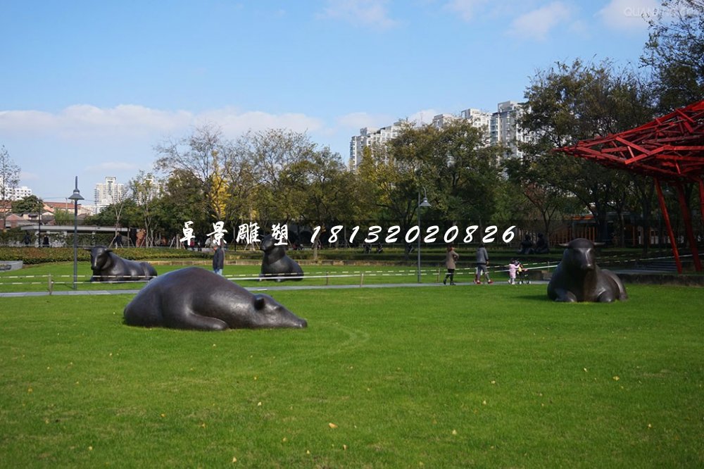 臥著的牛銅雕，公園群牛雕塑