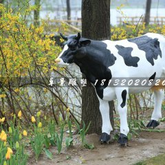 奶牛雕塑，公園玻璃鋼仿真奶牛雕塑