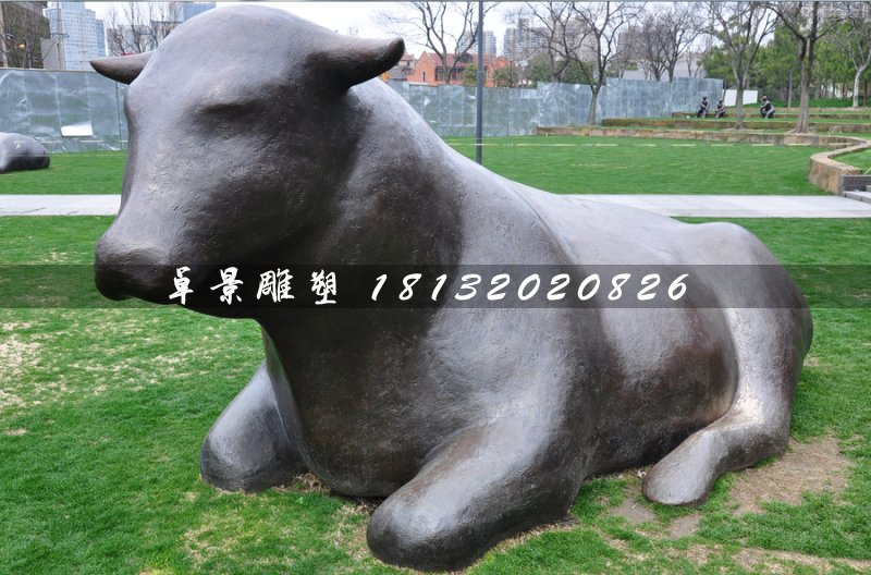 臥著的牛銅雕，公園抽象動(dòng)物雕塑