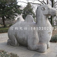 臥著的駱駝雕塑，公園動物石雕