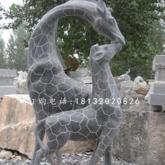 青石動物雕塑，親嘴鹿石雕