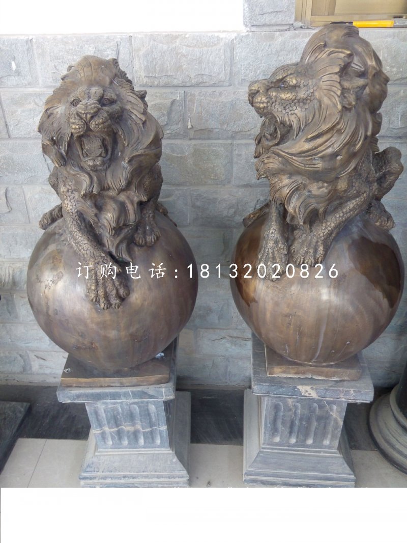 趴在球上的西洋獅銅雕，鑄銅獅子