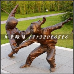 小孩摔跤銅雕，公園小品人物雕塑