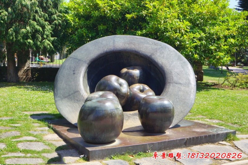 帽子里的蘋果銅雕，公園創(chuàng)意銅雕