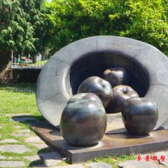 帽子里的蘋果銅雕，公園創(chuàng)意銅雕